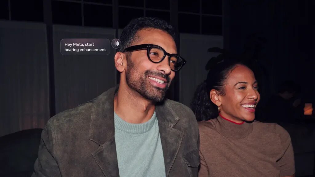 Person mit Metas KI-Brille, daneben die Sprachblase „Hey Meta, start hearing enhancement“