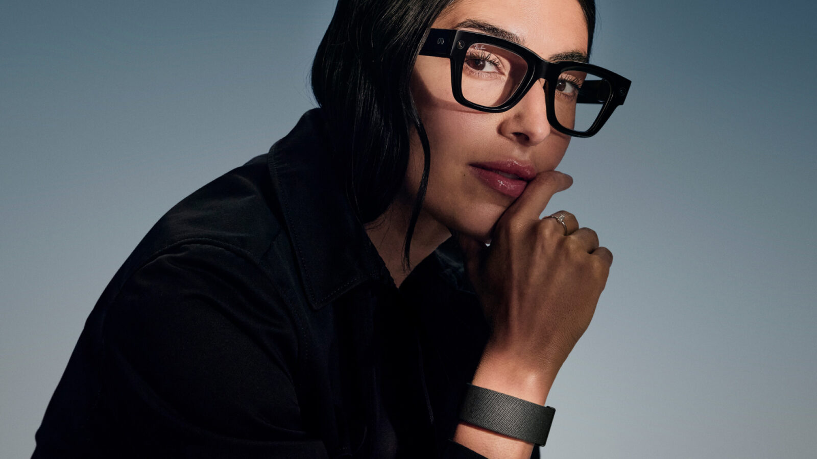 Donna con gli occhiali Meta Ray-Ban Display e il bracciale Meta Neural Band al polso