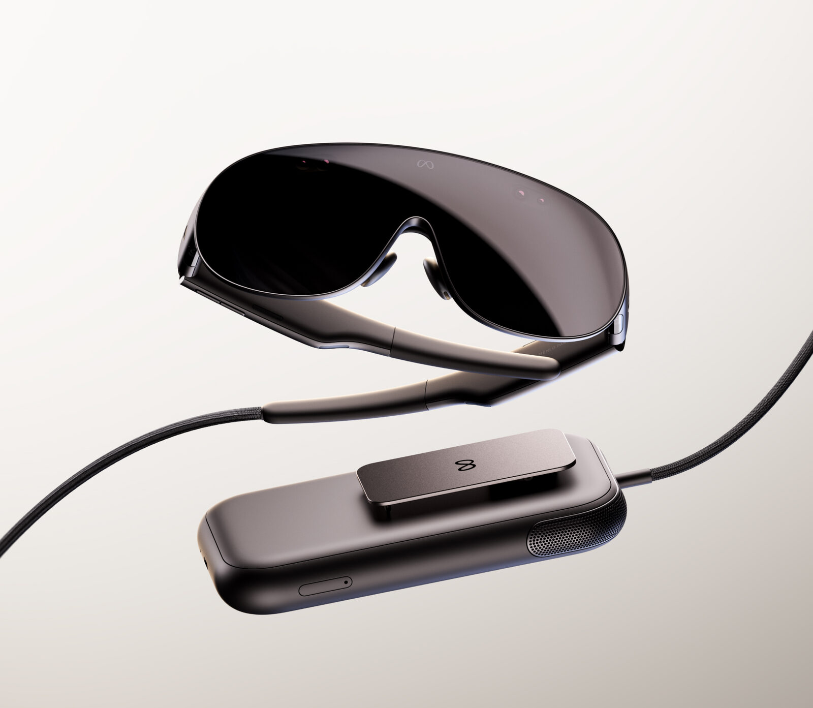 Meta VR Glasses mit dem über ein optisches Kabel verbundenen Rechen-Puck
