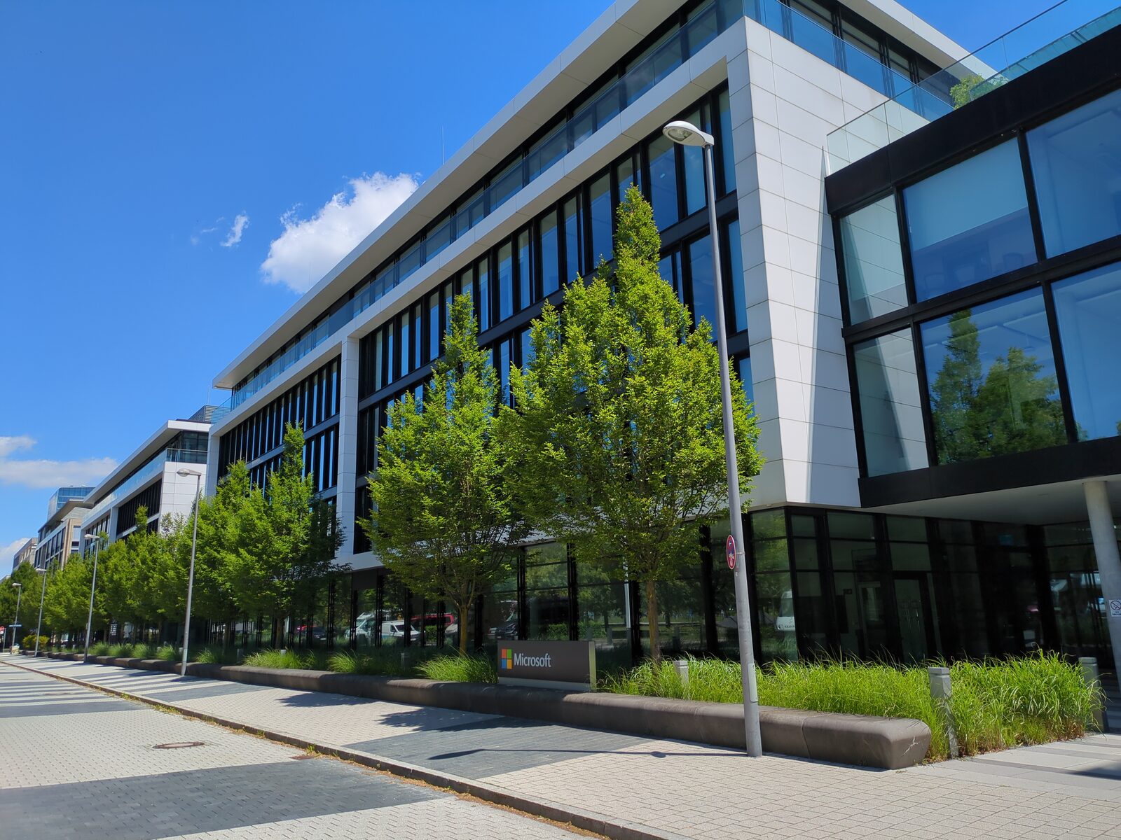 Gebäude der Microsoft-Deutschlandzentrale in München, gesehen von der Walter-Gropius-Straße
