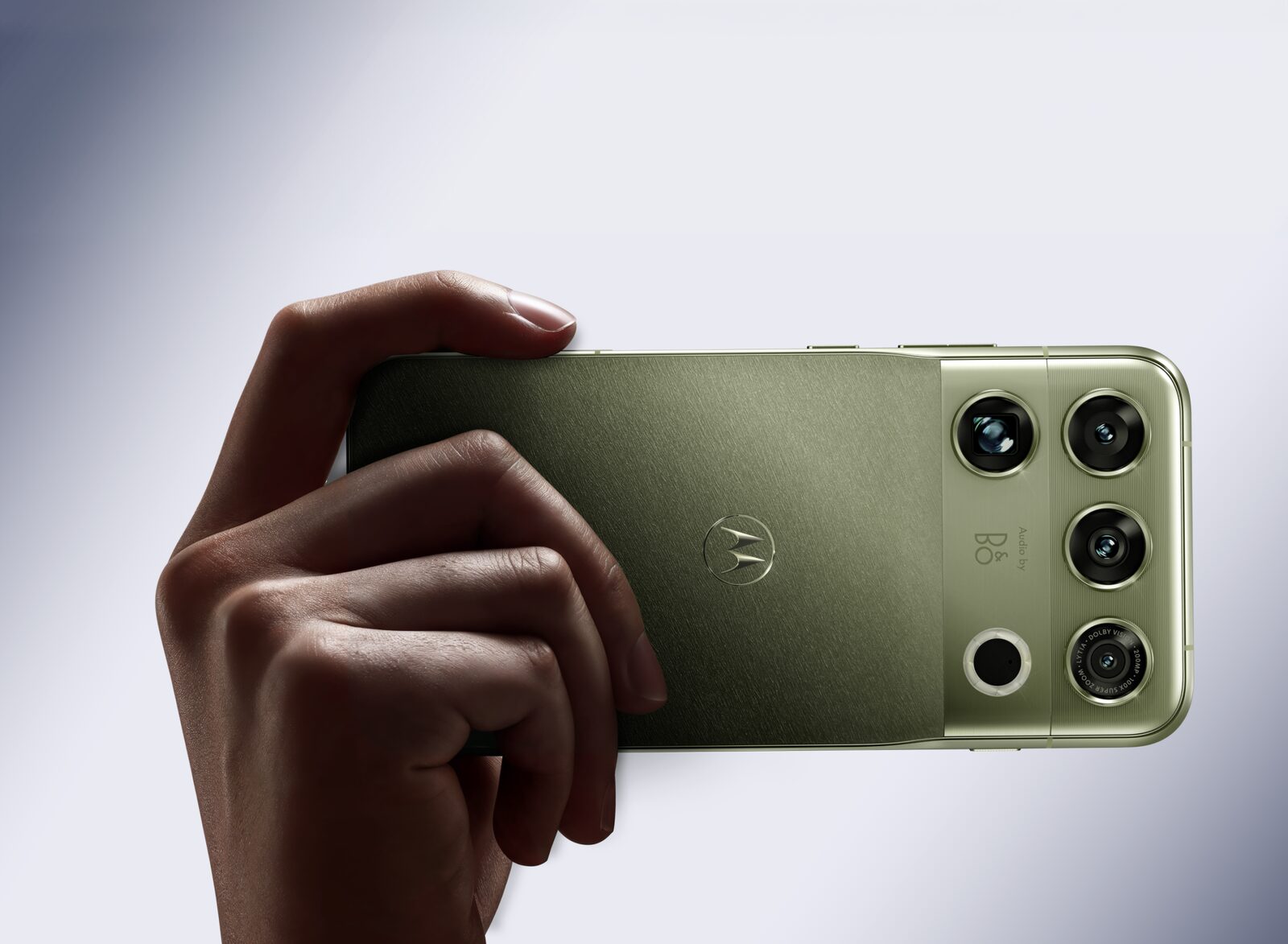 Elde tutulan zeytin yeşili Motorola Signature 27'nin dört kameralı arka yüzü