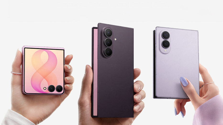 Drei Hände halten Galaxy Z Flip8, Galaxy Z Fold8 Ultra und Galaxy Z Fold8 nebeneinander