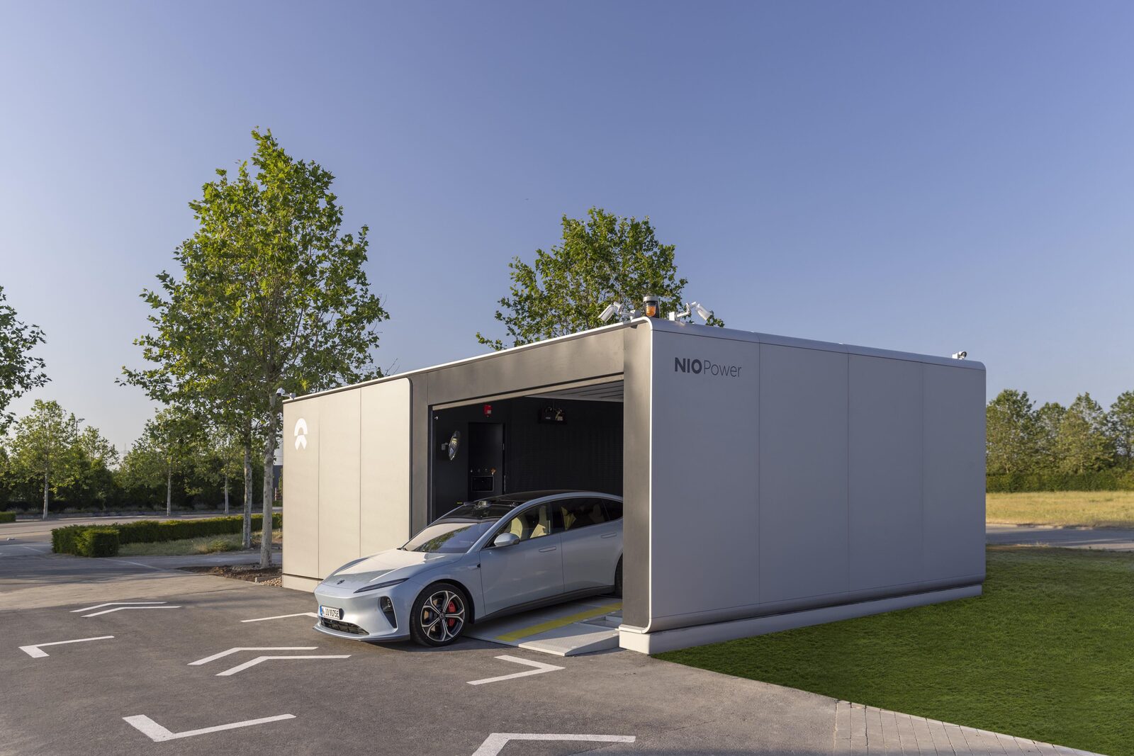 Een elektrische NIO rijdt een Europees Power Swap Station binnen voor een automatische accuwissel