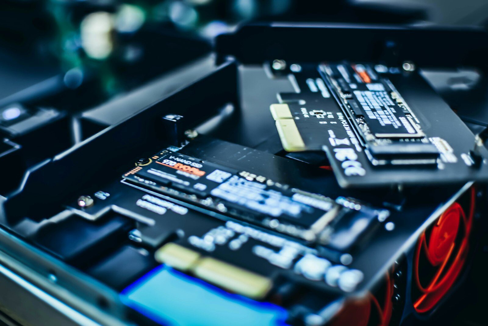 Bilgisayar kasasında PCIe adaptör kartlarına takılı iki M.2 NVMe SSD'nin yakından görünümü