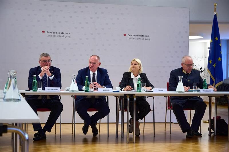 Pressestatement von Vertretern des österreichischen Innen- und Verteidigungsministeriums an einem Podiumstisch vor einer Wand mit dem Logo des Bundesministeriums für Landesverteidigung