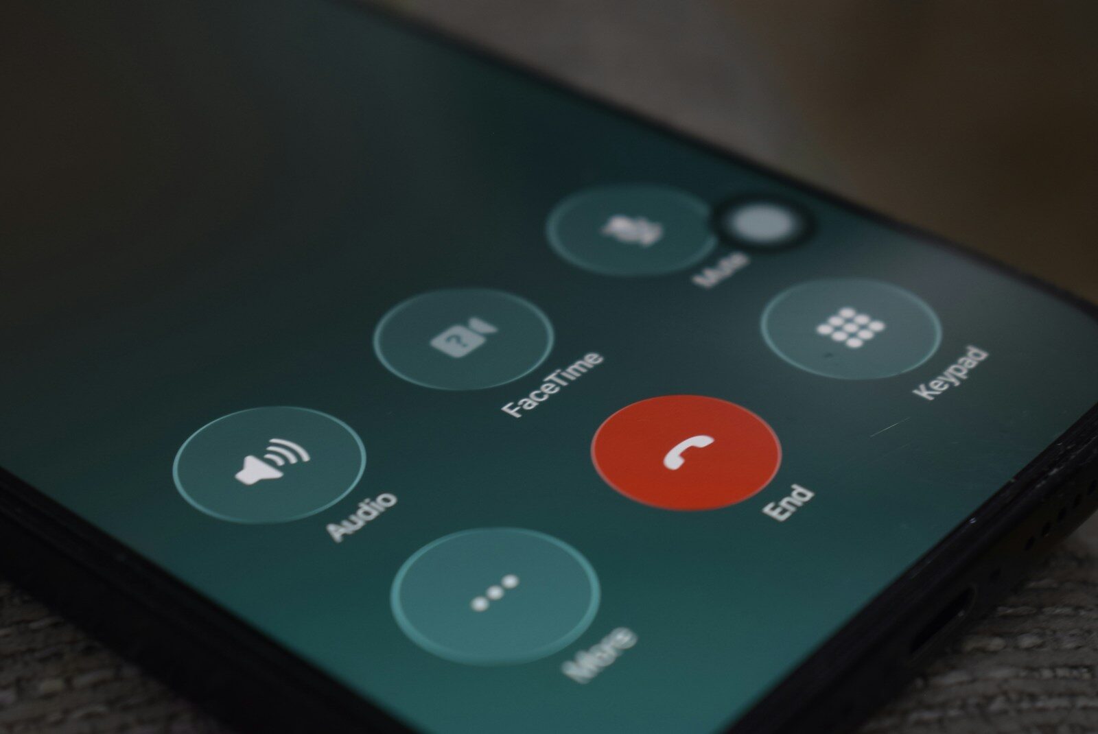 Smartphone-Display während eines laufenden Telefonats mit rotem Auflegen-Symbol