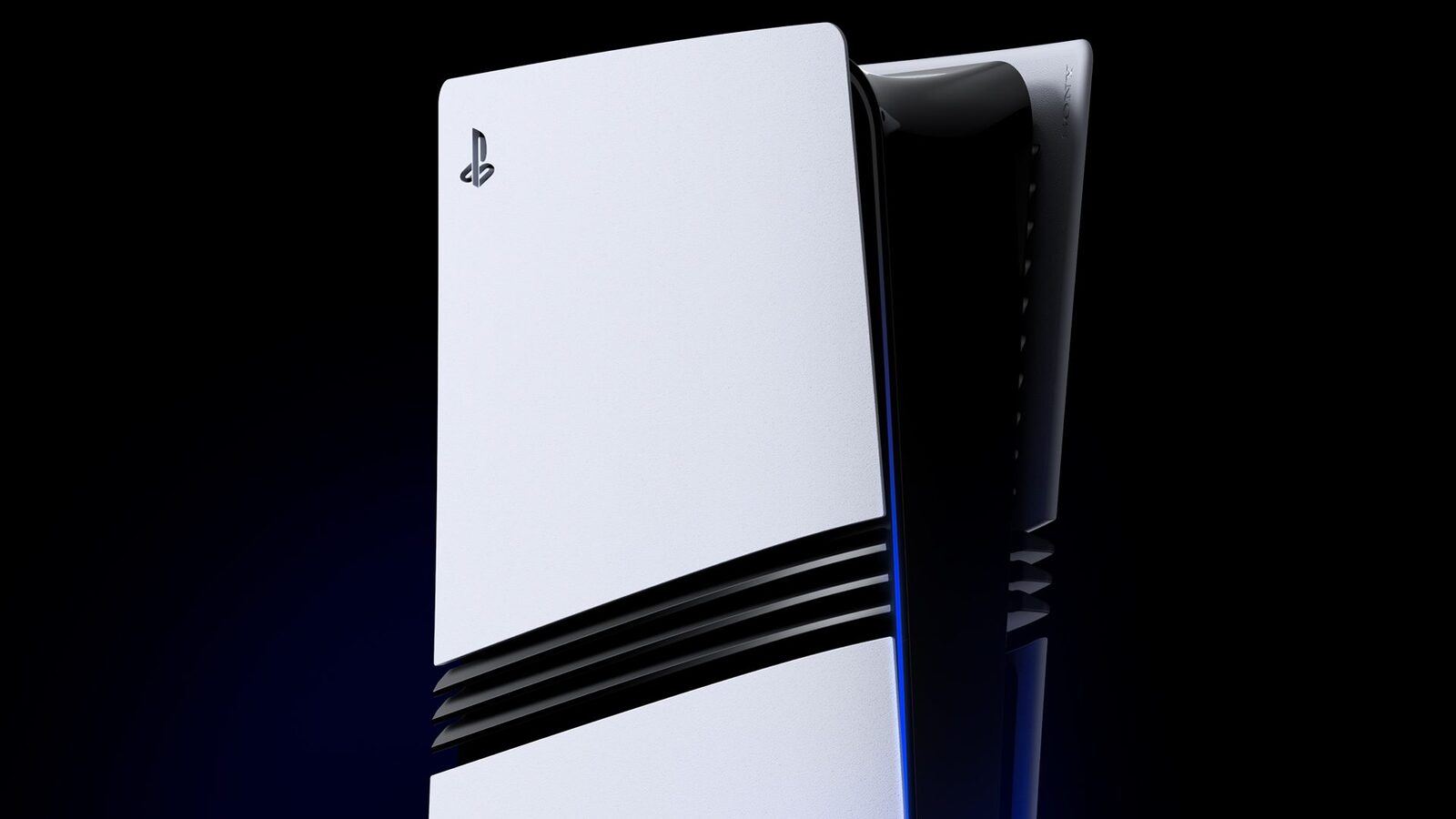 Siyah arka plan önünde dik duran beyaz PS5 Pro konsolunun üç çizgili yan paneli ve PlayStation logosu