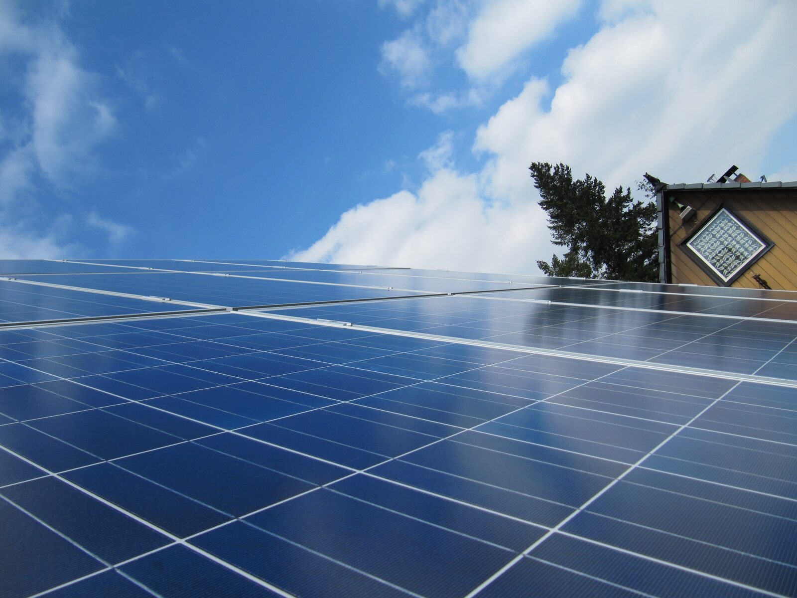Solarmodule auf dem Ziegeldach eines Einfamilienhauses in Berlin