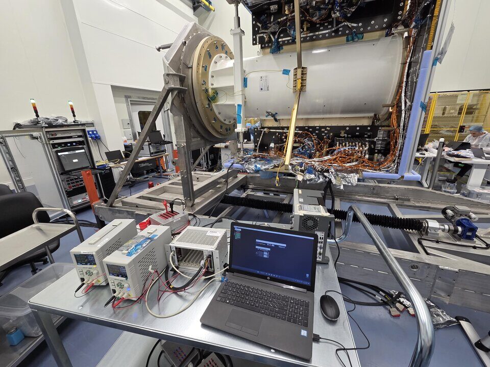 Das Kernmodul von Ramses mit Testaufbau im Reinraum von OHB Italia