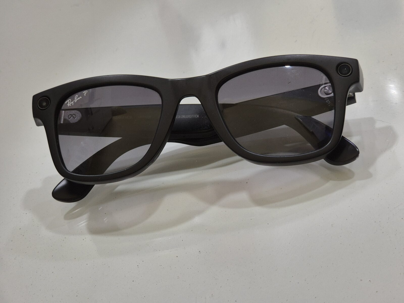 Ray-Ban Meta Wayfarer der zweiten Generation, gut zu erkennen sind die Kamera rechts und die Aufnahme-LED links im Rahmen