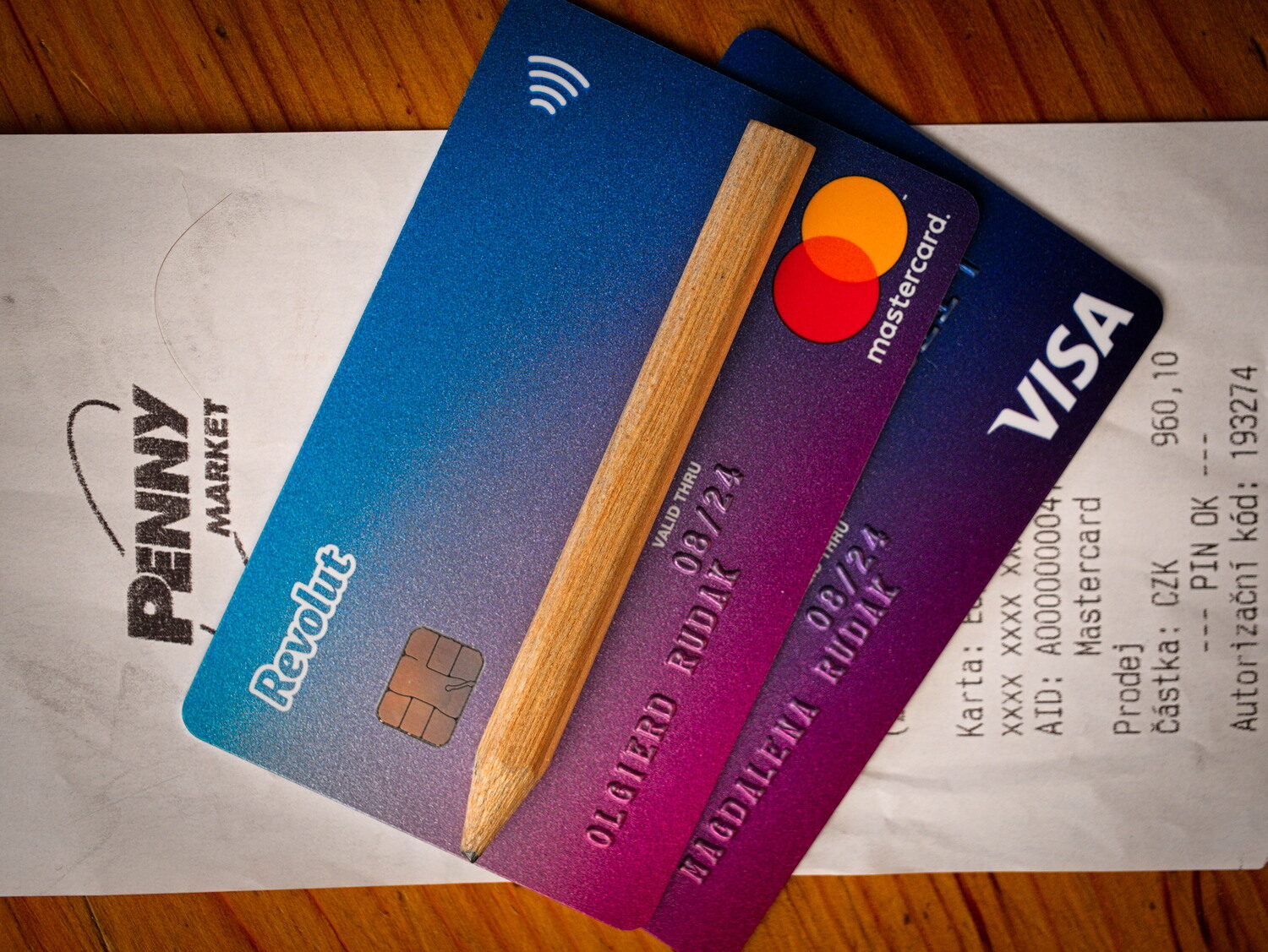 Diverse carte di pagamento Revolut di colori differenti appoggiate una accanto all'altra (immagine simbolica)