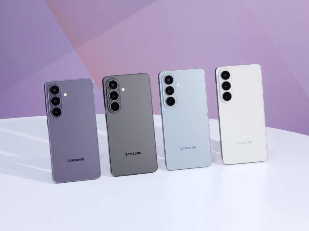 Vier Galaxy-S26-Smartphones in verschiedenen Farben stehen nebeneinander auf einem Tisch