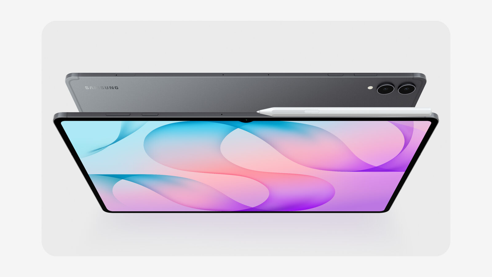Klavye kılıfına takılı Galaxy Tab S12 Ultra, gri zemin üzerinde yandan görünüm