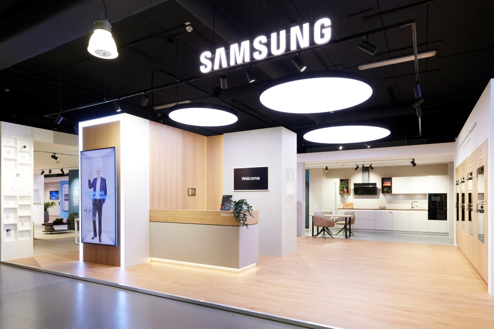 Samsung'un Löhne'deki ankastre showroom'unun aydınlatmalı logolu giriş bölümü