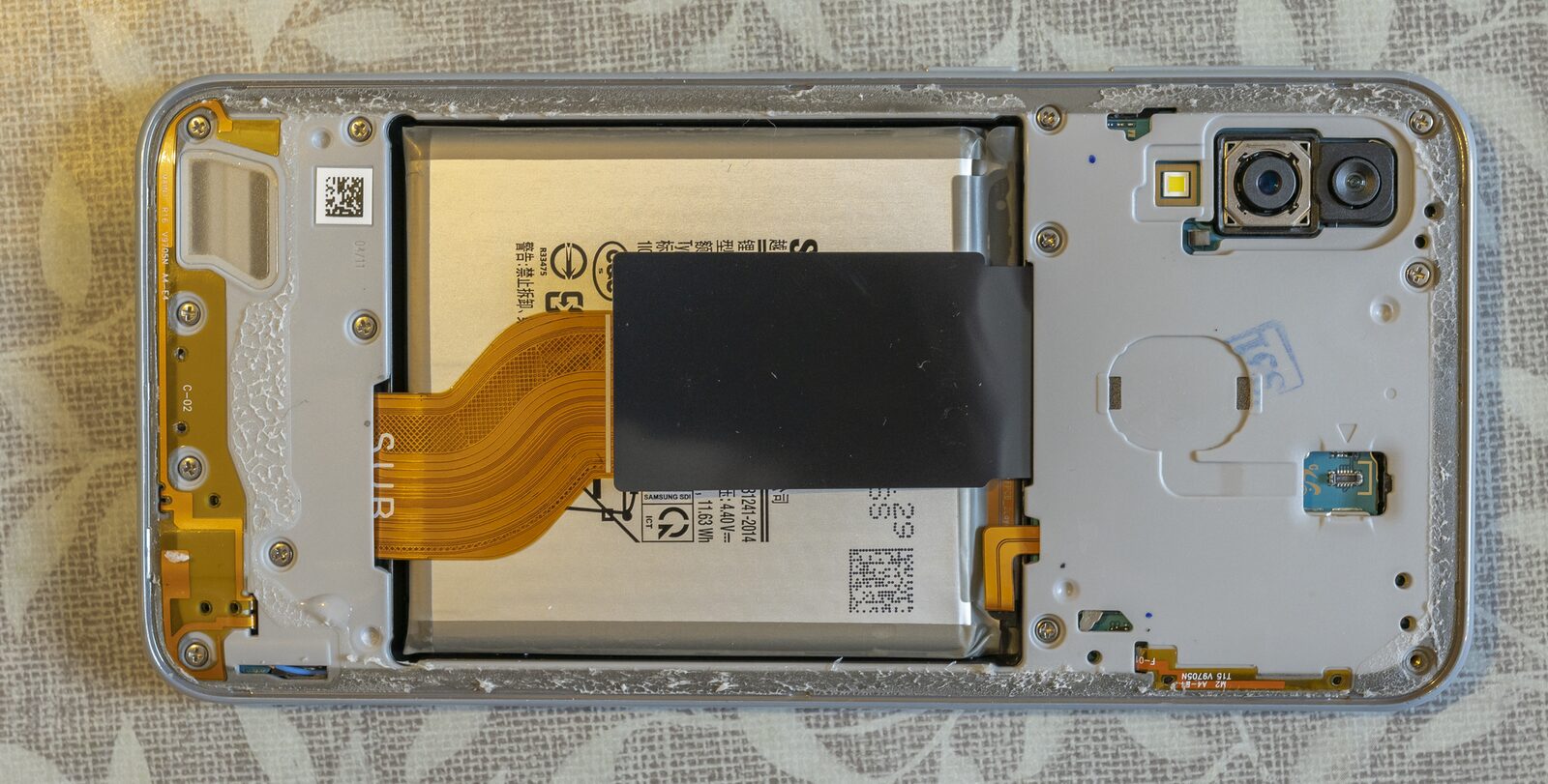 Geöffnetes Samsung-Smartphone von hinten mit Akku, Flachbandkabel und Kameramodul