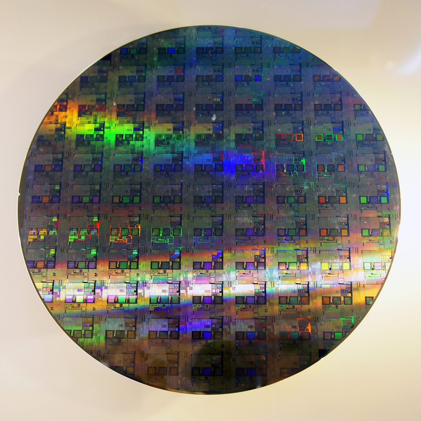 Siliciumwafer van 300 millimeter met daarop tientallen chips
