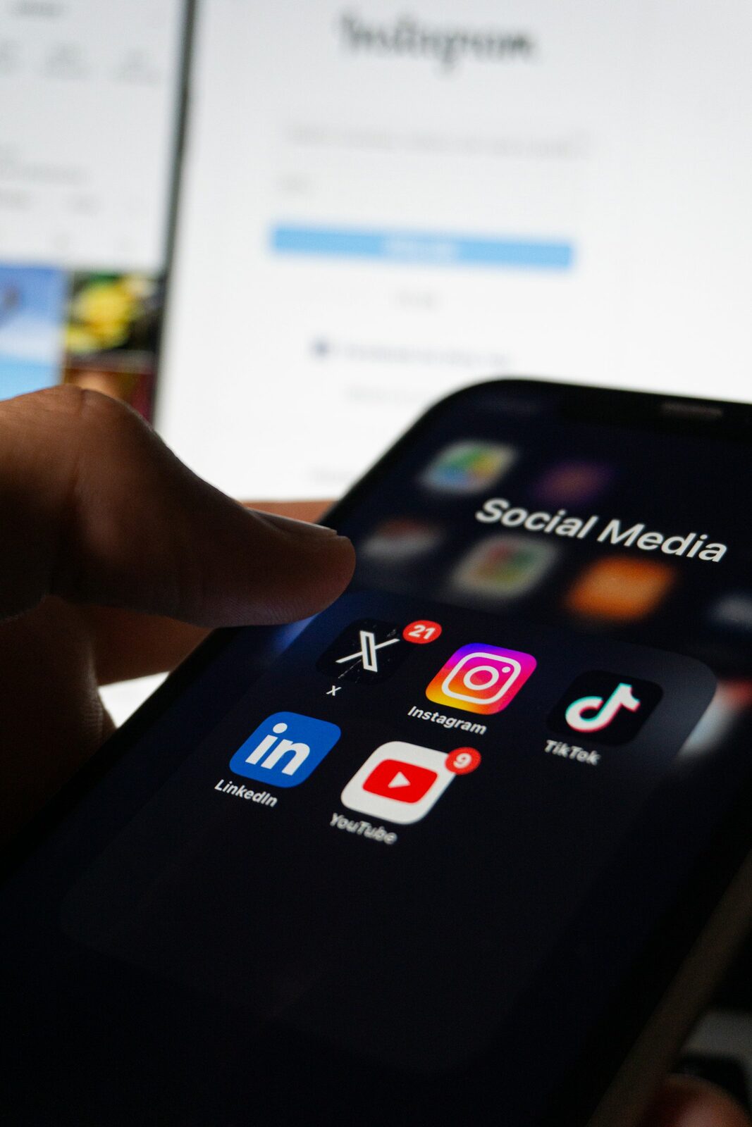 Akıllı telefon ekranında X, Instagram, TikTok, LinkedIn ve YouTube uygulamalarının bulunduğu Sosyal Medya klasörü (temsilî)