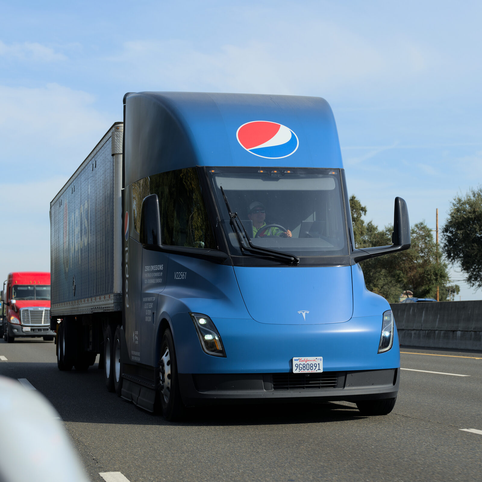 Blauer Tesla Semi mit Pepsi-Logo zieht einen Auflieger über eine kalifornische Autobahn