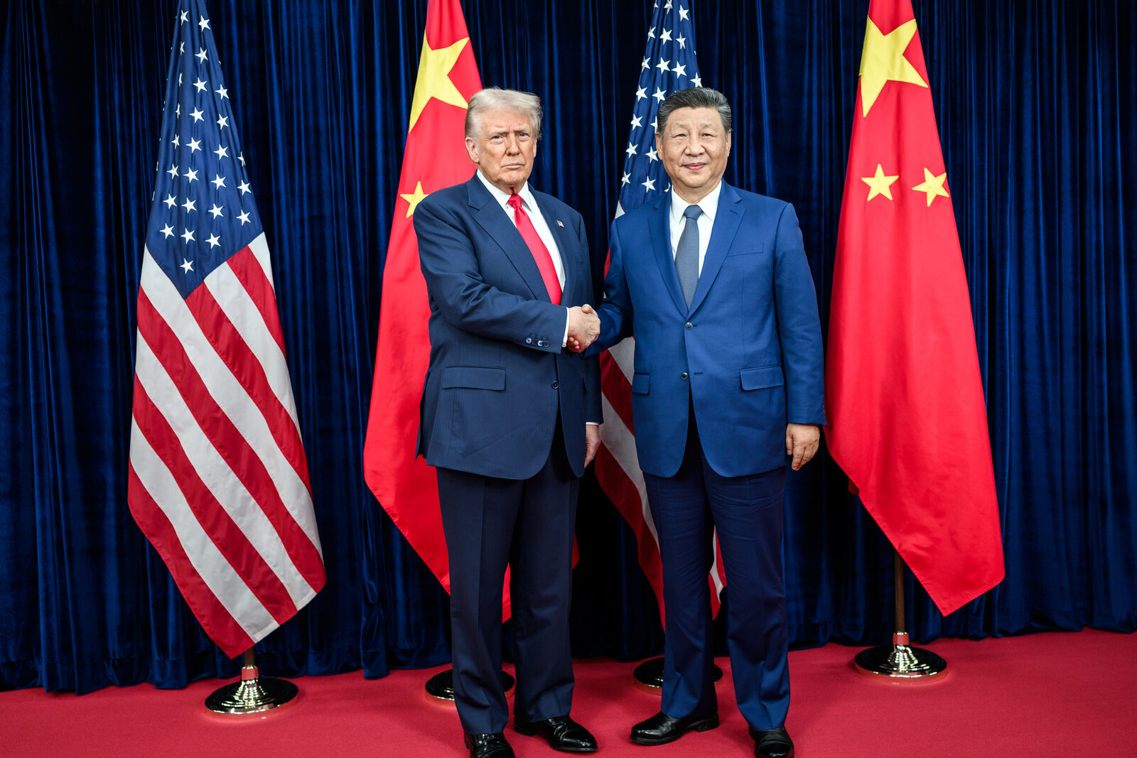 Donald Trump begrüßt Xi Jinping im Oktober 2025 am Flughafen Gimhae in Busan per Handschlag