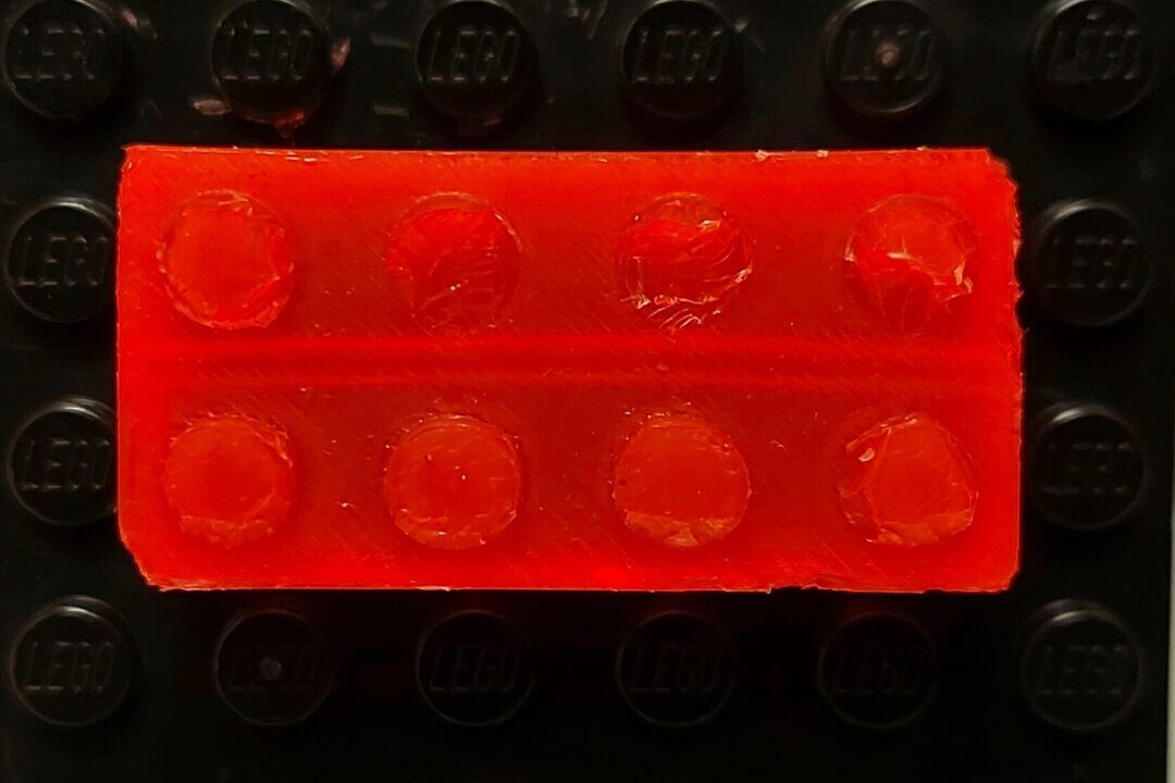 Rood L.E.G.O.-prototype op een bouwplaat