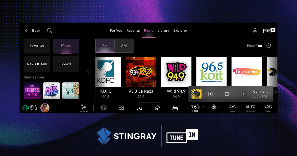 Schermata dell'app TuneIn nel sistema di infotainment di un'auto Stellantis, con le stazioni radio FM e i comandi di riproduzione