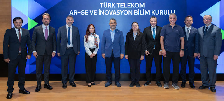 Türk Telekom Ar-Ge ve İnovasyon Bilim Kurulu üyeleri ve Türk Telekom yöneticileri