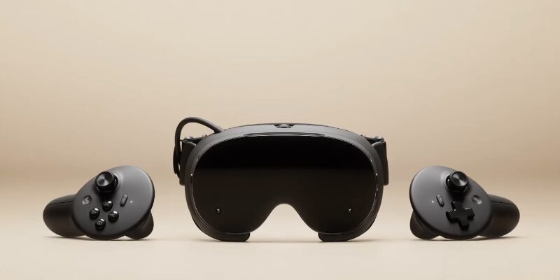 Valve Steam Frame sanal gerçeklik başlığı ve iki kontrolcüsü