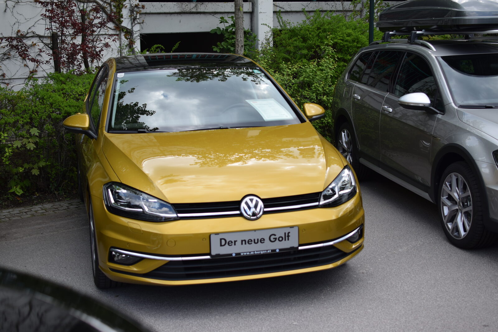 Goldfarbener VW Golf VII (Facelift) von schräg vorn – eines der Modelle, die vom Lenkgetriebe-Rückruf betroffen sind