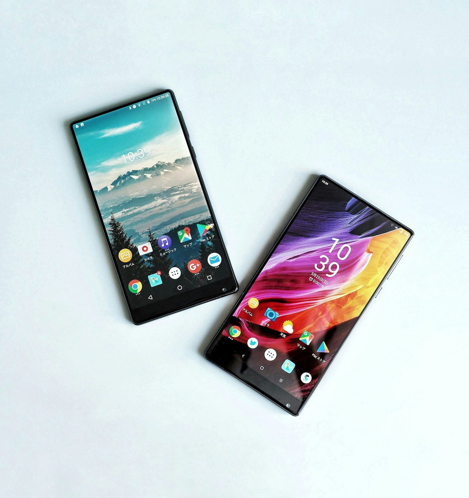 Zwei Android-Smartphones liegen nebeneinander auf einem hellen Tisch