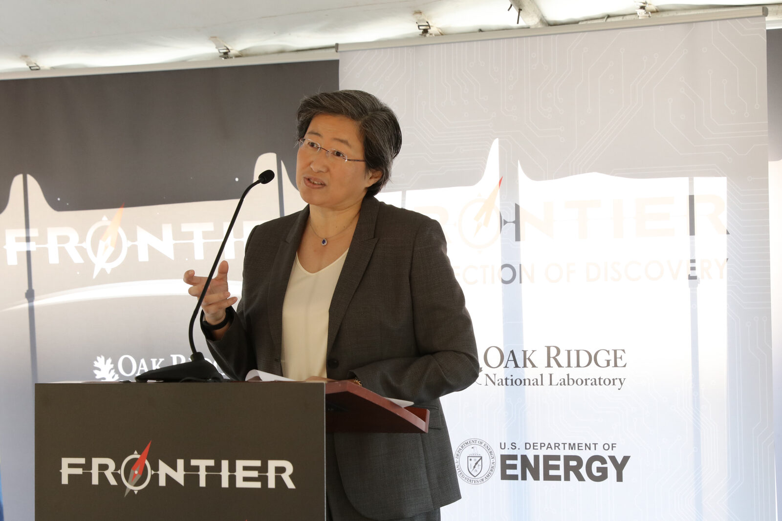 AMD CEO'su Lisa Su kürsüde mikrofona konuşurken