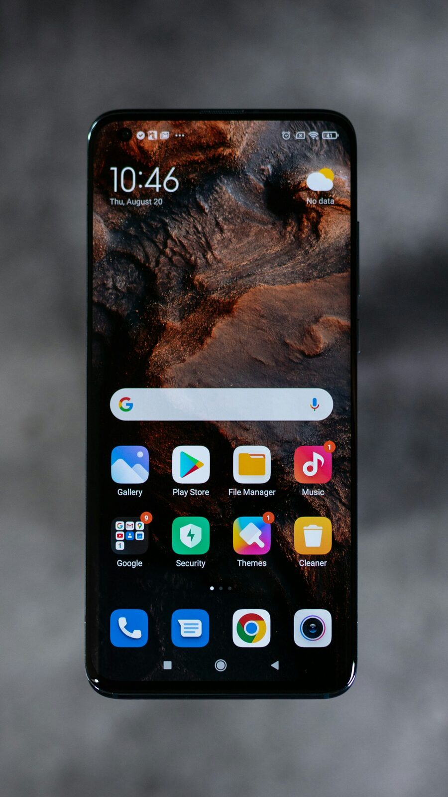 Android-Smartphone mit Startbildschirm, darauf Apps wie Galerie, Play Store, Dateimanager und Cleaner