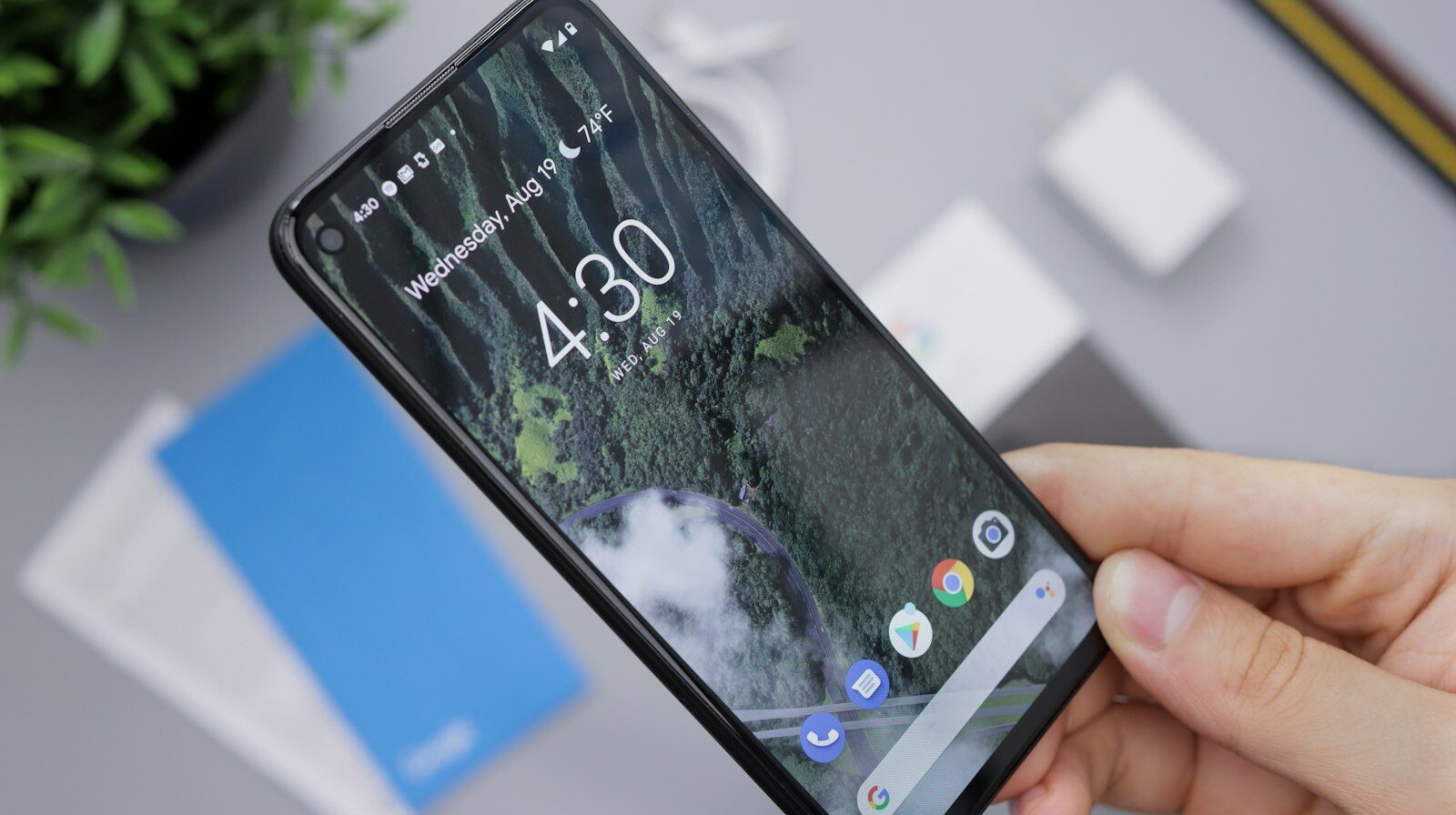 Görsel: Unsplash / Daniel Romero Elde tutulan bir Android telefonun kilit ekranı