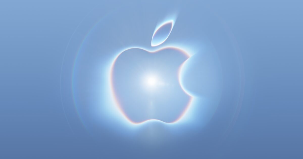 Il logo Apple illuminato su sfondo blu, immagine degli eventi Apple