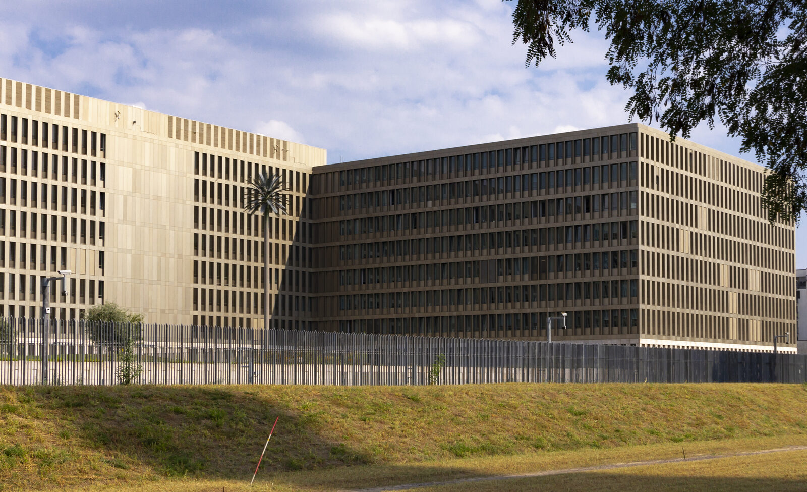 Die Zentrale des Bundesnachrichtendienstes an der Chausseestraße in Berlin hinter einem Sicherheitszaun