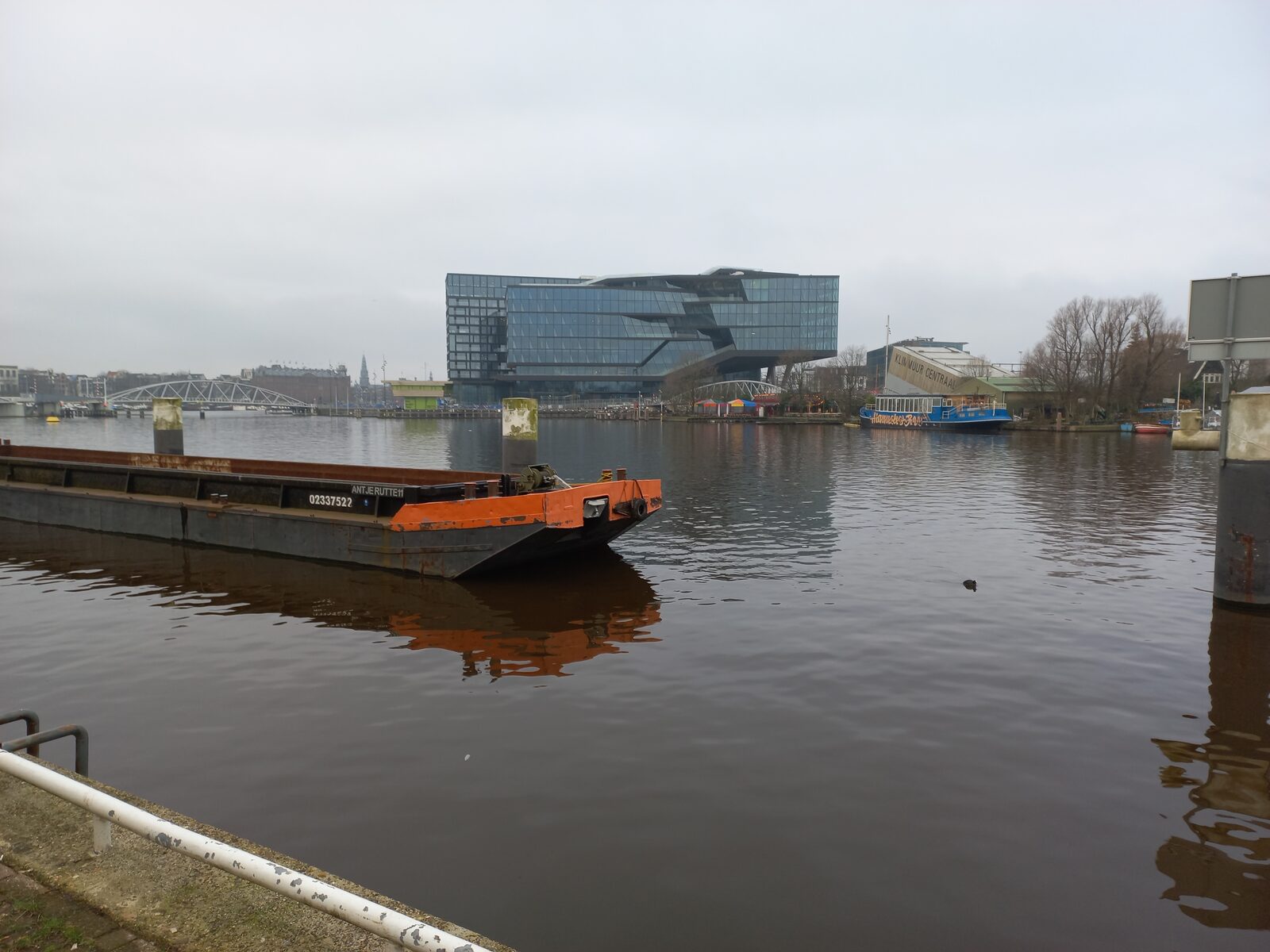 La sede di Booking.com sull'Oosterdokseiland ad Amsterdam vista dall'acqua