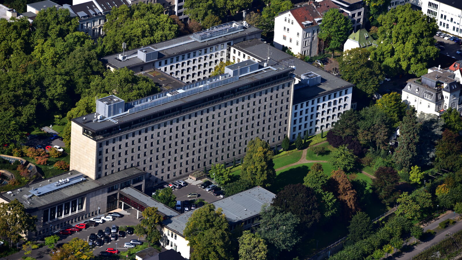 Luftaufnahme des Bundesamts für Justiz an der Adenauerallee in Bonn, ein langgestreckter Bürobau zwischen Bäumen