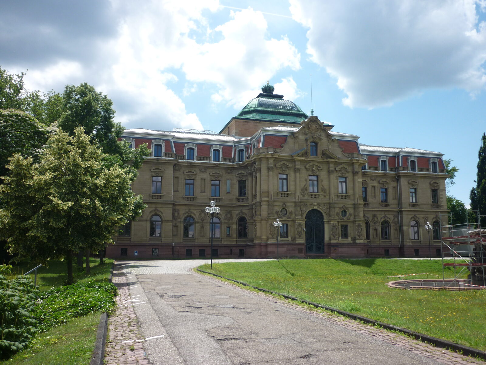 Das Erbgroßherzogliche Palais in Karlsruhe, Sitz des Bundesgerichtshofs, mit hellem Sandsteinbau, Kuppel und Rasenfläche davor