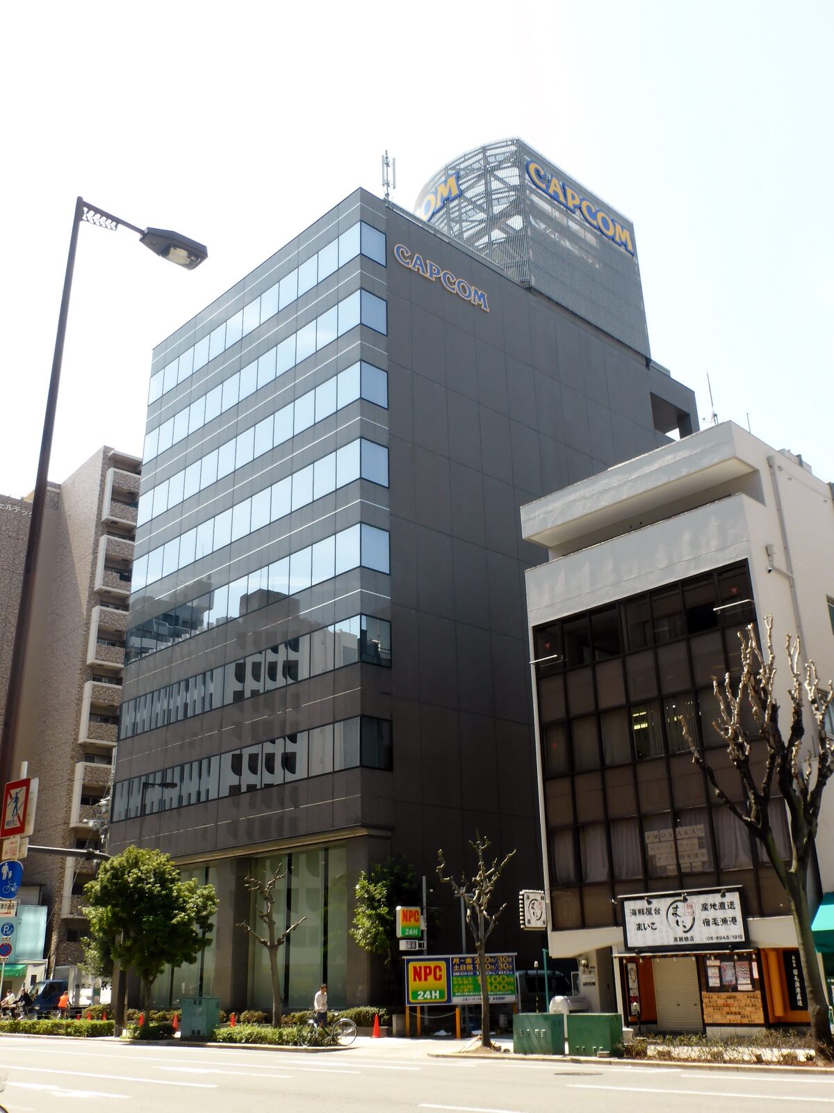 Capcom-Firmenzentrale in Osaka mit CAPCOM-Schriftzug an Fassade und Dach