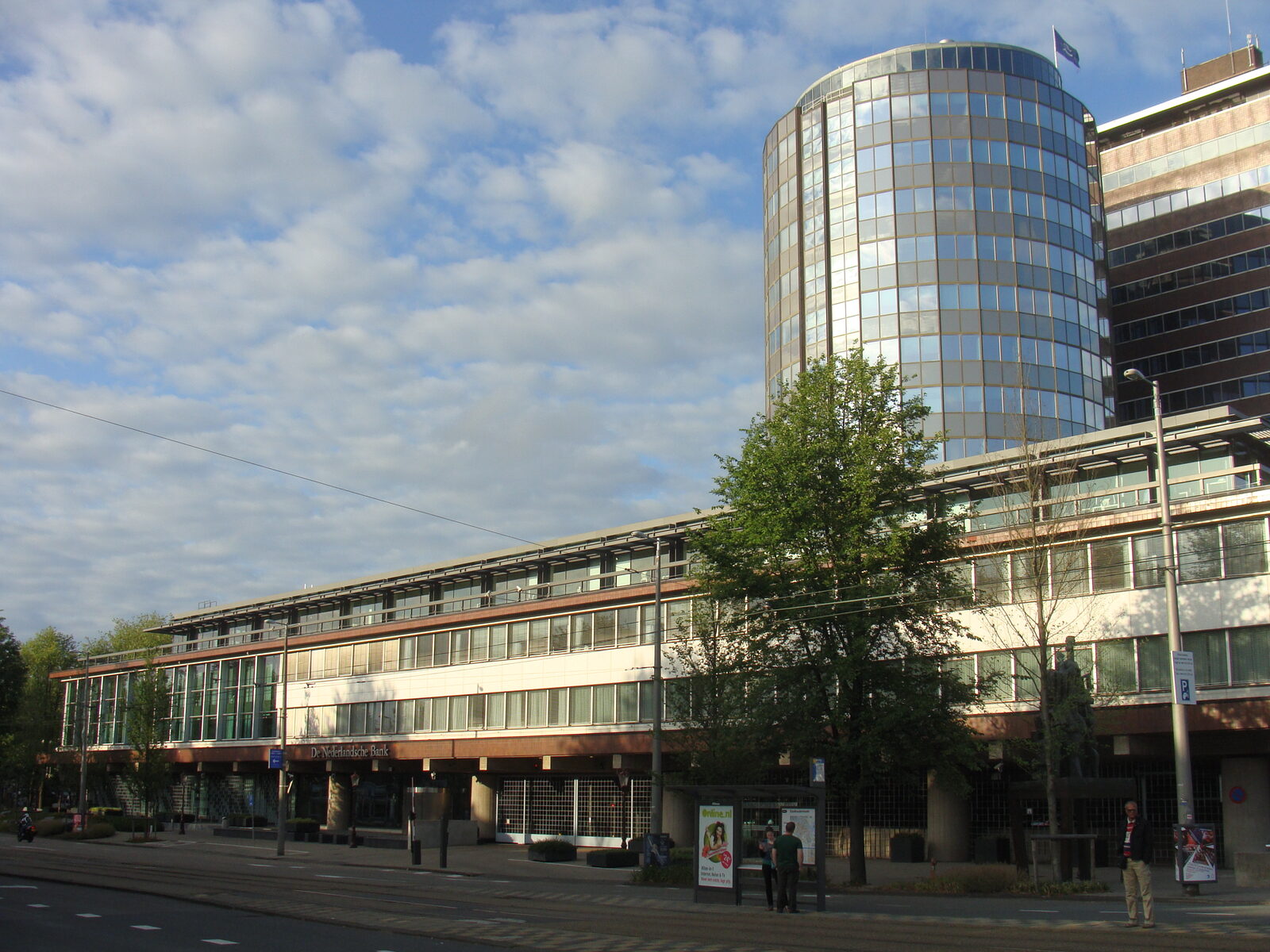Het hoofdkantoor van De Nederlandsche Bank aan het Westeinde in Amsterdam, met de ronde glazen toren
