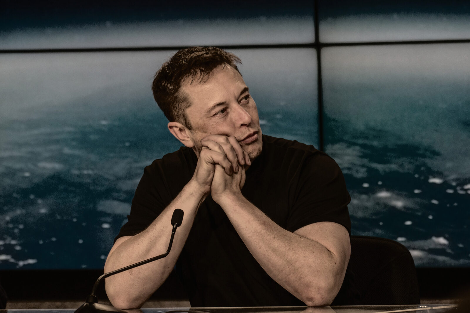 Elon Musk parla al microfono durante una conferenza stampa