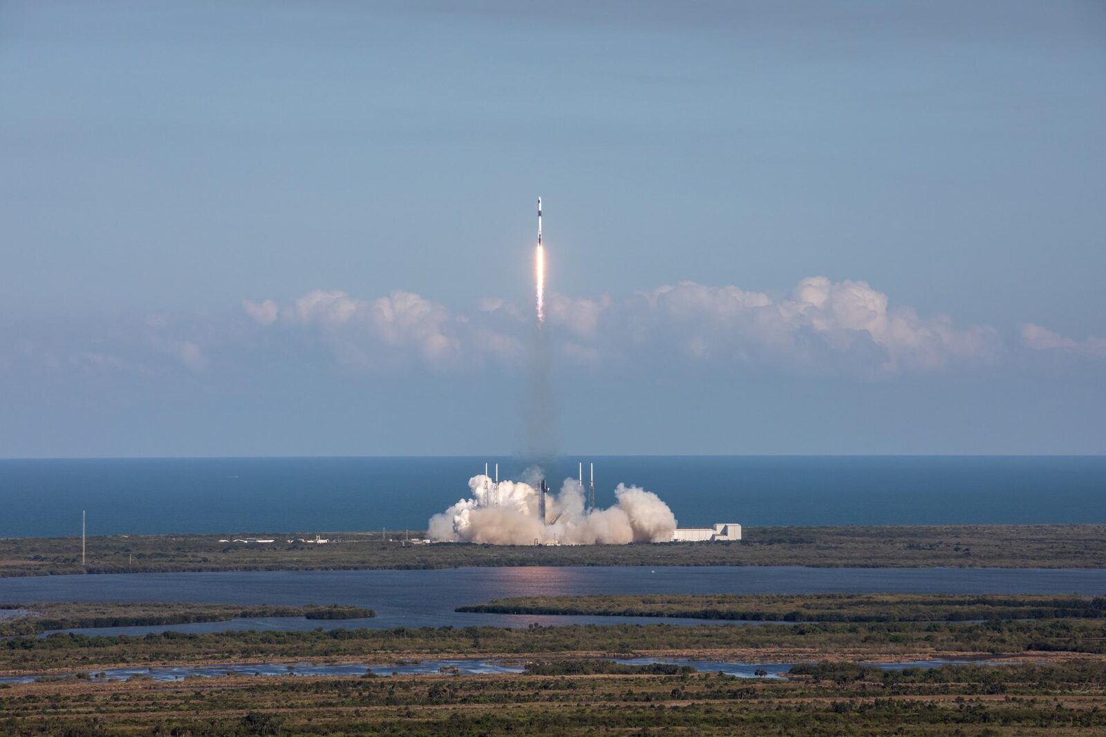 Florida'daki rampadan kalkan Falcon 9 roketi, arkada Atlas Okyanusu