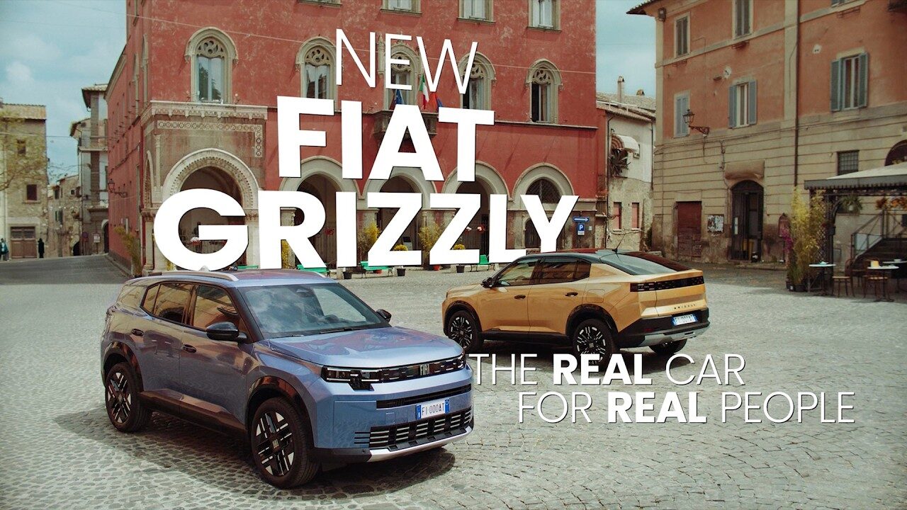 Mavi Fiat Grizzly ve sarı Grizzly Fastback, taş döşeli bir İtalyan meydanında