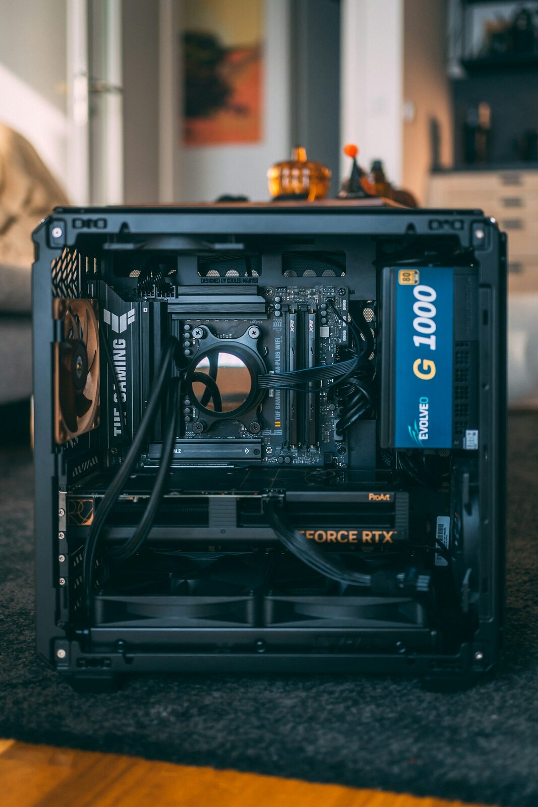 Offenes Gehäuse eines Gaming-PCs mit Mainboard, Grafikkarte und Netzteil mit 80-PLUS-Gold-Siegel