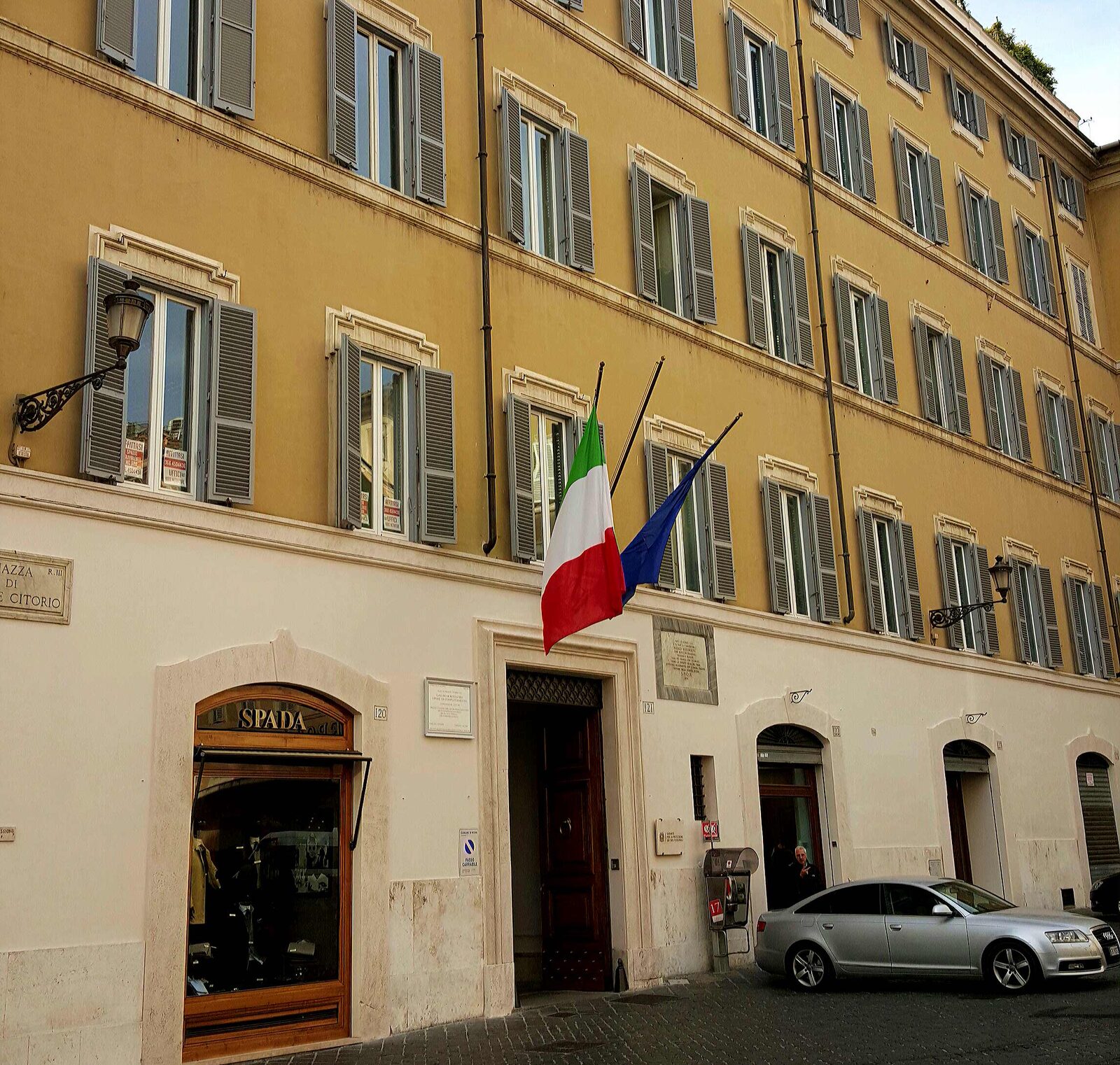 La facciata di Palazzo Capranica Macchi di Cellere a Roma, sede del Garante per la protezione dei dati personali, con le bandiere italiana ed europea