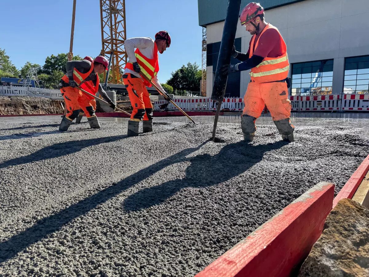 Bauarbeiter beim Betonieren auf dem Gelände von GlobalFoundries in Dresden