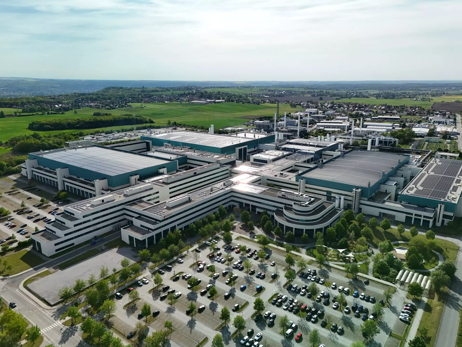 Luftaufnahme des GlobalFoundries-Werks in Dresden mit Reinraumgebäuden, Bürotrakt und Parkplatz