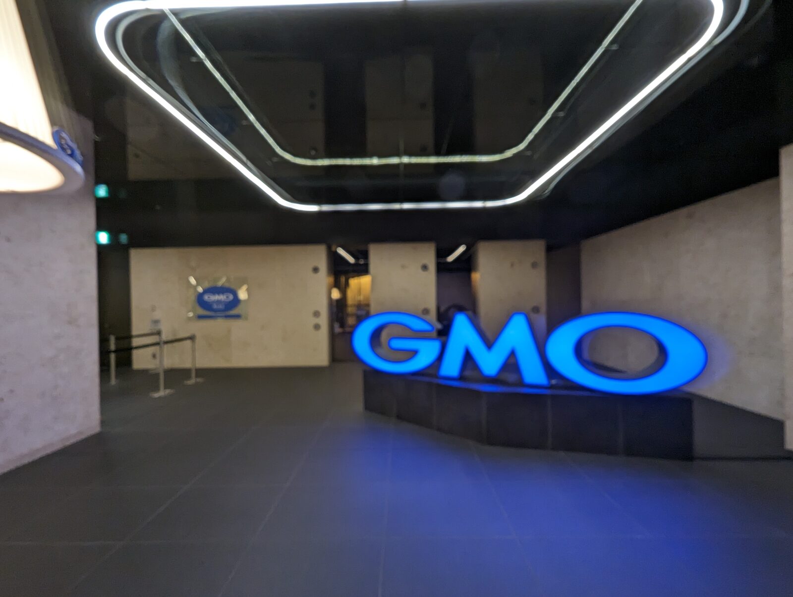 Leuchtendes GMO-Logo im Eingangsbereich der Konzernzentrale im Tokioter Gebäude Shibuya Fukuras