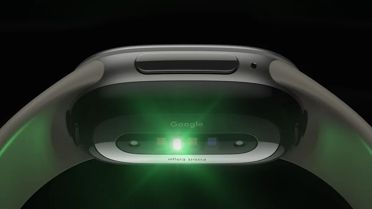 Parte inferiore del Fitbit Edge con il sensore ottico del battito illuminato di verde e i contatti per l'ECG