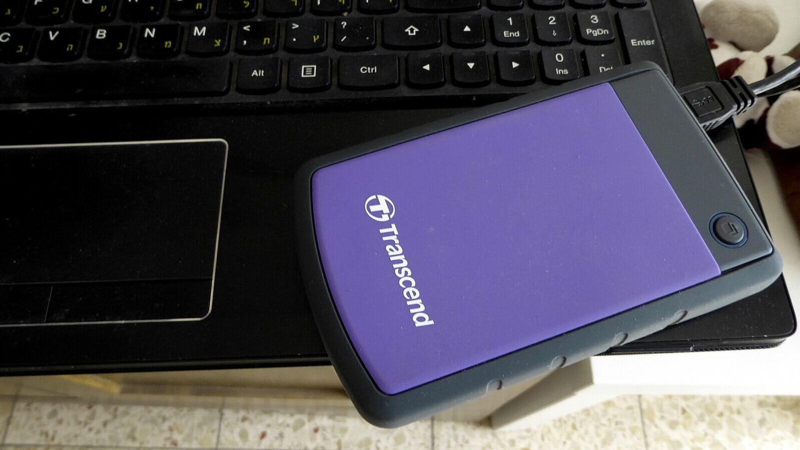Externe Festplatte liegt auf einer Laptop-Tastatur