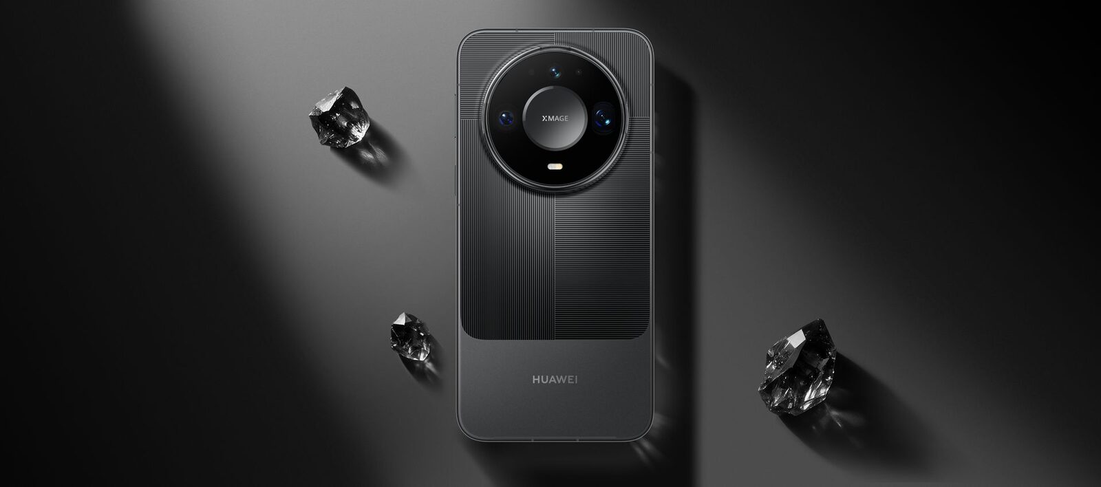 Huawei Mate 90 Pro Max nero visto da dietro su sfondo scuro